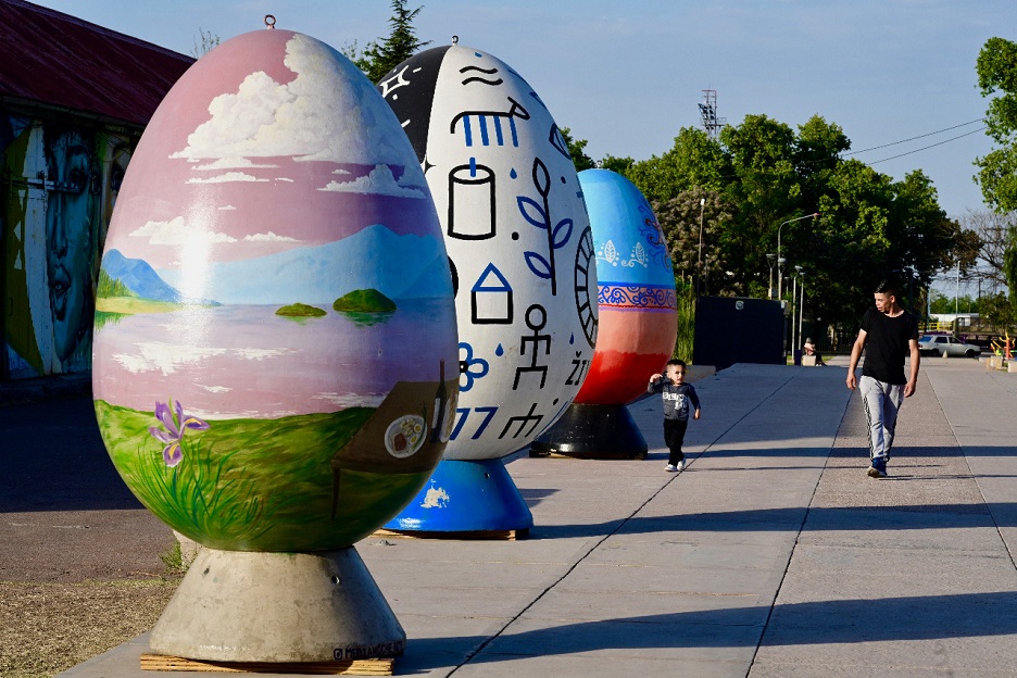 Realizarán en el Paseo del Pino una intervención artística sobre huevos de Pascua gigantes