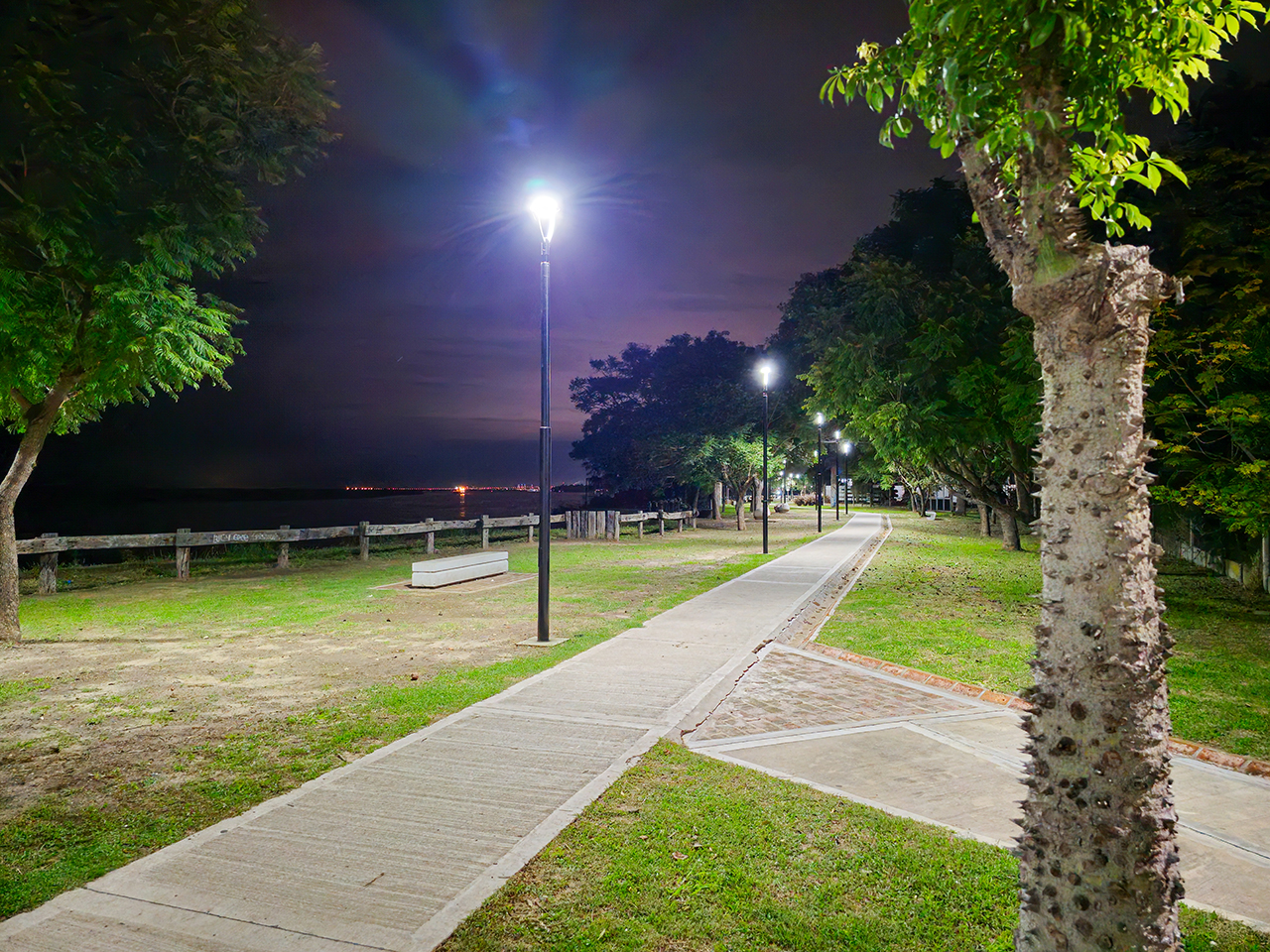 La Municipalidad iluminó con luces led un amplio sector de la costanera